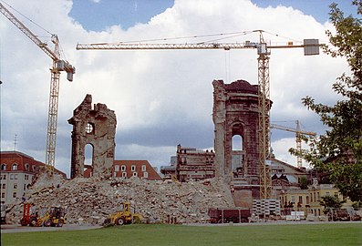 Kräne helfen beim Beräumen der Ruine, ca. 1993