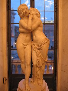 Skulptur zwei sich umarmender und küssender Personen