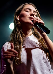 Lotterud performing in 2018