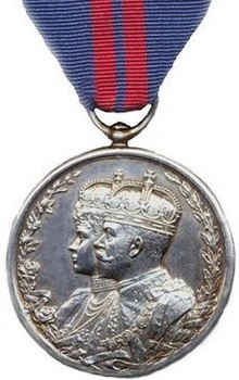 Vorderseite der Delhi Durbar Medal 1911 mit den Büsten von König und Königin in einem Blumenkranz aus Rosen.