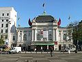 Das Deutsche Schauspielhaus wurde 1900 eingeweiht. Seine Gründung durch eine private Aktiengesellschaft ist auf Vorbilder in deutschen Fürstenresidenzen zurückzuführen. Der Malersaal im angrenzenden Bau steht als weitere Bühne zur Verfügung.