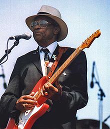 Sumlin performing at the 2003 Long Beach Blues Festival
