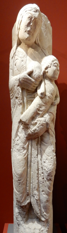 Une statue-colonne du cloître représentant saint Nicolas nourrisson dans les bras de sa mère