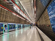 Visuelle Signalisierung der Zustiegsfreigabe durch Lichtbänder bei einem Zug der Baureihe C2 in München; beim Schließen wechselt die Farbe zu rot