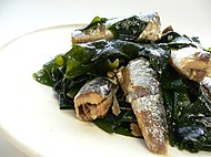 A Japanese dish consisting of wakame with sardines