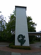 Hamburg-Wilhelmsburg, Friedhof Finkenriek: Freistehender Turm der Kapelle mit Flutopferdenkmal zum Gedenken an die Helfer und Opfer der Sturmflut 1962