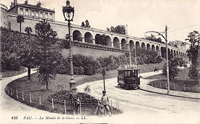 A tramcar of the Tramway de Pau on the Montée de la Gare, at the start of the 20th century