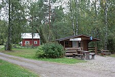 A kiosk at the Rantapiha recreational area by the Lake Savojärvi near Kurjenrahka National Park