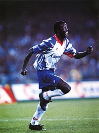 Napoli, stadio San Paolo, 21 ottobre 1992. L'attaccante liberiano George Weah esulta dopo uno dei suoi due gol che decisero la sfida tra e (0–2) valevole per l'andata dei sedicesimi di finale della Coppa UEFA 1992–1993.