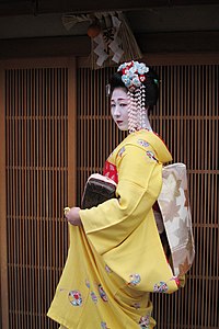 Minarai wearing shidare kanzashi, composed by long chains of silk flowers