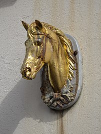 Vergoldeter Pferdekopf über einer Pferdemetzgerei in Frankreich