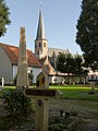 Loppem, Kirche (parochiekerk Sint Martinus) mit Friedhof