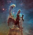 Aufnahme eines Ausschnitts des Adlernebels mittels Linienfilter des Hubble-Weltraumteleskops (Falschfarben-Darstellung): Die Säulen der Schöpfung.