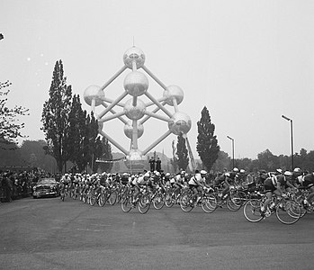Cyclists pass the Atomium during the 47th Tour de France (28 June 1960)