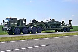 MZKT-742952 mit BMP-2 der belarussischen Streitkräfte (2006)