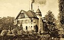 Historisches Schwarz-Weiss-Foto der Villa mit schwarz rauchendem Schornstein
