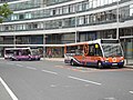 Metroshuttle Man­chester: Busse mit Lackie­rung in Linien­kenn­farbe