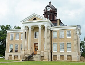 Irwin County Courthouse (2015). Das Courthouse entstand im Jahr 1910 im Stile des Neoklassizismus. Im September 1980 wurde es als zweites Objekt im County in das NRHP eingetragen.[1]