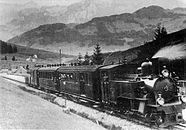 Zug mit damals modernstem Roll­material im Anstieg von Appenzell gegen den Sammelplatz