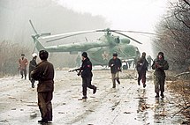 Tschetschenische Kämpfer mit einem zur Notlandung gezwungenen russischen Mi-8 (1994)