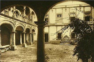 The courtyard in 1920, photographed by Hugo Brehme.