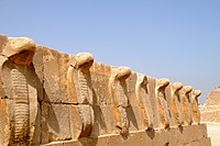 Fries aus skulptierten Uraei oder sich aufbäumenden Kobras, oben an einer Wand der Pyramidenkomplex des Djoser. Achtundzwanzigstes Jahrhundert v. Chr.