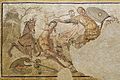 Ein griechischer Krieger ergreift im Kampf mit einer Amazone deren Mütze, Mosaik, Daphne (Antiochia), zweite Hälfte 4. Jh.