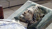 Funerary effigy of Richard I, who is rested and crowned.