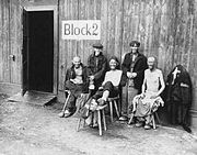KZ-Häftlinge am 11. April 1945 vor der Baracke 2 im KZ-Außenlager Ahlem