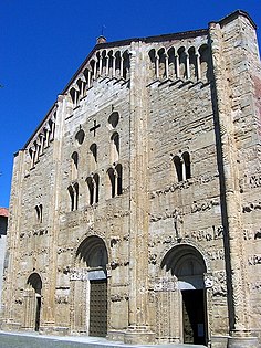 San Michele Maggiore, Pavia, The façade has the form of screen, higher than the central nave, with a blind arcade below its roofline. It is divided into three bays by buttresses, has a variety of window openings, and horizontal bands of sculptural decoration.