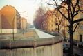 Geteilte Straße. Die Grundstücke der Bouché­straße gehörten links zum Ost-Berliner Stadtbezirk Treptow, rechts zum West-Berliner Bezirk Neukölln, 1989.