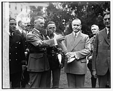 Campbell receiving the Schiff Trophy from President Calvin Coolidge in 1926.