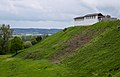 Die keltische Heuneburg bei Hundersingen, wie sie sich über dem Donautal erhebt
