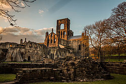 Blick auf die Ruine von Kirkstall Abbey von Südosten