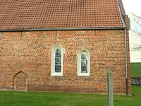 Östliche Südwand, oranger mittel­alterlicher und roter neuzeitlicher Backstein; östliches Fenster Nachtrag