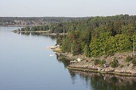 The east of the island, with Skogsö Södra pier in foreground