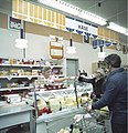 Käsetheke der Kaufhalle Pappelallee (offizielles Pressefoto), Berlin 1976