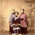 Cantonese Han noble lady with her servants in 1900s wears Manchu-influenced aoqun.
