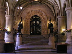 Diele. Treppenaufgang zum Senatsflügel