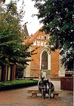 Klosterkirche mit Skulptur Jan und Lili