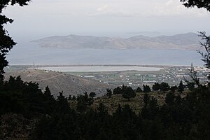 Die ehemalige Saline und der heutige Salzwassersee vom Berg Dikeos aus gesehen im Dezember 2019. Dahinter die Insel Pserimos.