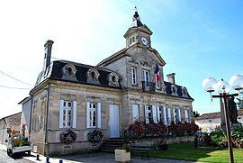 The town hall in Saint-Denis-de-Pile