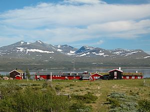 Die Storerikvollen turisthytte, dahinter der Nesjøen und das Sylangebirge