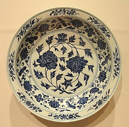 Chinese charger from Jiangxi, with blossoming peony decor, early 15th century, porcelain with underglaze cobalt blue, Sackler Museum, Harvard Art Museums, Cambridge, Massachusetts, US