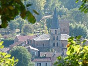 Dorf mit der Kirche Saint-Sauveur
