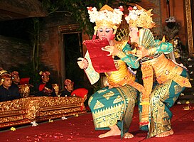 Legong, Legong Kraton Dance (Legong of the Palace) in Ubud Palace, Bali, Indonesia. In the background, the Gamelan orchestra accompanies the performance, on 23 August 2008
