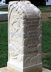Vor dem Oxford University Museum of Natural History erinnert seit 2010 eine Stele an die am 30. Juni 1860 im Museum geführte Debatte