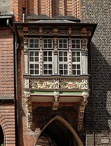 Renaissanceerker zur Breiten Straße an der Schmalseite des ersten Laubenvorbaus (rechts Hauptgebäude, links Langes Haus)