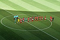 Vorrundenspiel gegen den Irak 2016: Die Mannschaften Dänemarks (rot) und des Iraks klatschen sich ab