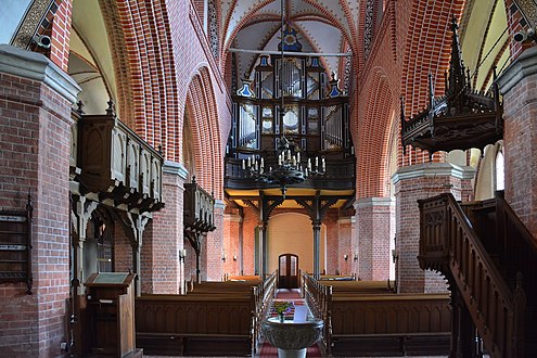 Innenraum nach Westen mit Kanzel und Orgel 2015
